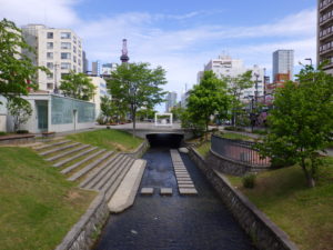 狸二条広場を南から望む