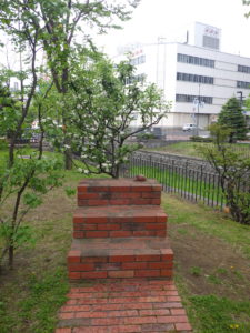 彫刻作品「カモカモステップ」とリンゴの木