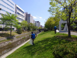 5月12日に行われた弱電組合の川の清掃活動の様子2