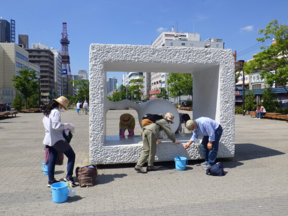 「安田侃彫刻清掃活動が行われました」の画像