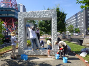 安田侃彫刻作品生棒の清掃を行う彫刻清掃ボランティア創成川ポポロのメンバー