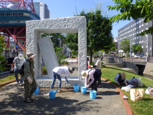 安田侃彫刻作品生棒の清掃を行う彫刻清掃ボランティア創成川ポポロのメンバー