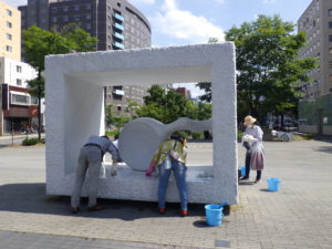 安田侃彫刻作品生誕の清掃を行う彫刻清掃ボランティア創成川ポポロのメンバー