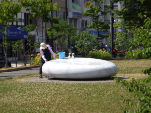 安田侃彫刻作品天秘の清掃を行う彫刻清掃ボランティア創成川ポポロのメンバー