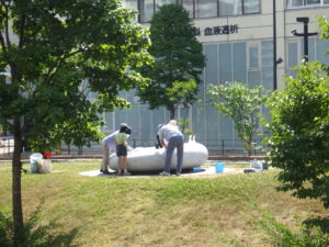 安田侃彫刻作品天秘の清掃を行う彫刻清掃ボランティア創成川ポポロのメンバー