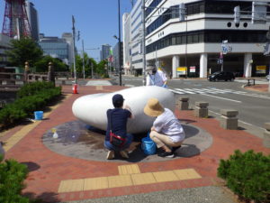 安田侃彫刻作品天秘の清掃を行う彫刻清掃ボランティア創成川ポポロのメンバー