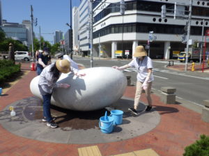 安田侃彫刻作品天秘の清掃を行う彫刻清掃ボランティア創成川ポポロのメンバー