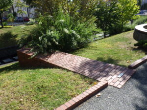 南4条西にある団塚作品の見えない架け橋