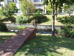 南4条東にある団塚作品の見えない架け橋