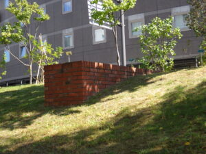 南4条団塚作品の見えない架け橋を川から見上げたところ