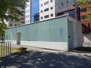 狸二条広場にある公衆トイレ