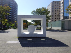 安田間の彫刻作品「生誕」の北側