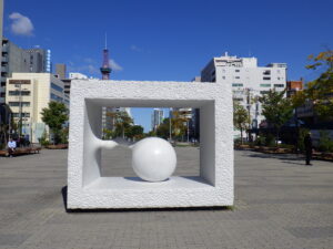 安田間の彫刻作品「生誕」の南側