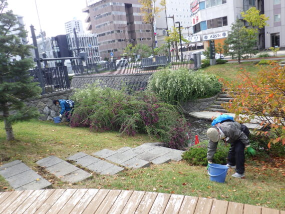 「お助け隊は除草で活動再開」の画像