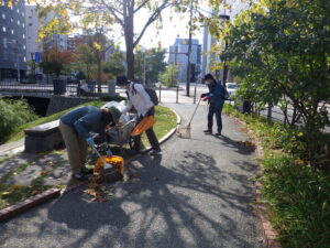10月13日の活動で園路の落ち葉清掃を行うお助け隊のメンバー