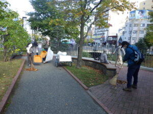 10月13日の活動で園路の落ち葉清掃を行うお助け隊のメンバー