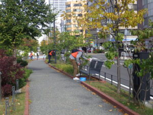 10月16日にベンチふきの活動をする企業ボランティアのみなさん