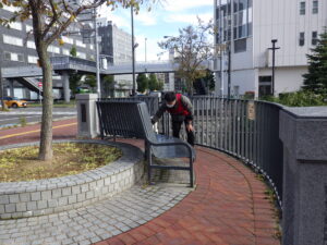 10月16日にベンチふきの活動をする企業ボランティアのみなさん