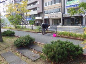10月16日にベンチふきの活動をする企業ボランティアのみなさん