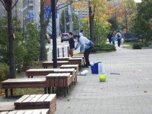 10月16日にベンチふきの活動をする企業ボランティアのみなさん