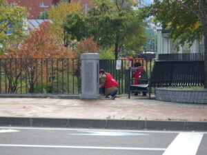 10月16日にベンチふきの活動をする企業ボランティアのみなさん