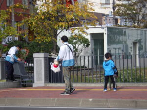 10月16日に園内清掃の活動をする企業ボランティアのみなさん