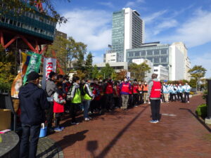 10月16日に園内清掃とベンチふきの活動をする企業ボランティアのみなさんの集合写真