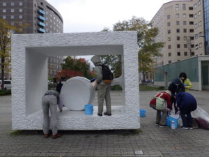 10月16日の活動で生誕を清掃する彫刻清掃ボランティアのメンバー