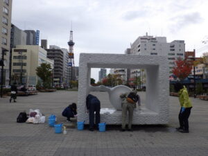 10月16日の活動で生誕を清掃する彫刻清掃ボランティアのメンバー