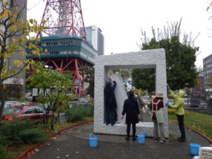 10月16日の活動で生棒を清掃する彫刻清掃ボランティアのメンバー
