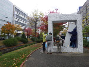 10月16日の活動で生棒を清掃する彫刻清掃ボランティアのメンバー