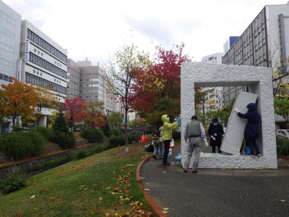 「園内清掃と彫刻清掃のボランティア活動」の画像