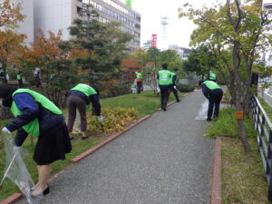 10月19日に北2条で公園の清掃をする企業ボランティア