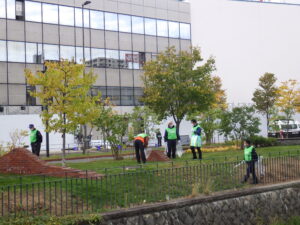 10月19日に北1条で公園の清掃をする企業ボランティア