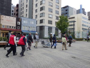 10月5日の植物ボランティアの活動に出発するボランティアさんたち