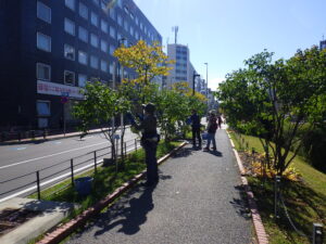 10月12日の活動でライラックの秋剪定を行う植物ボランティアのメンバー