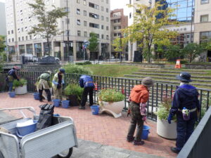 10月7日にコンテナと花壇の活動を行う花くらぶ2