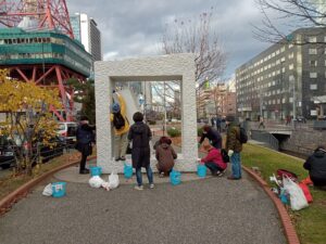 11月13日に生棒の清掃をする彫刻清掃ボランティア創成川ポポロのメンバー