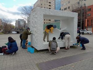 11月13日に生誕の清掃をする彫刻清掃ボランティア創成川ポポロのメンバー