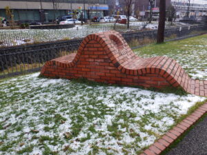 11月28日の雪がうっすらと積もった北2条彫刻の様子