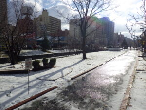 11月28日の雪がうっすらと積もった南2条の様子