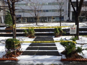 11月28日に設置した階段の冬期立ち入り禁止措置と看板