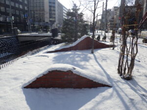 12月13日の雪の降り積もった北1条の彫刻作品2ndモイワの様子