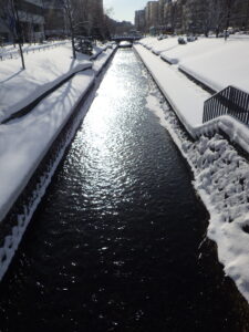 12月27日創成川に太陽の光が当たる様子