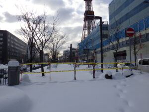 片側除雪で片側閉鎖された北1条西側の様子