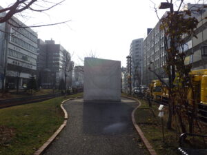 11月30日にシートで冬ごもりした安田侃彫刻作品の生棒