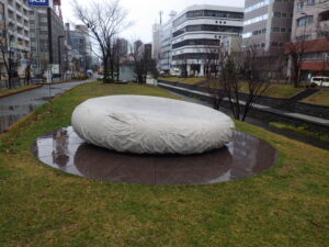 11月30日にシートで冬ごもりした安田侃彫刻作品の天秘