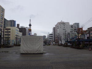 11月30日にシートで冬ごもりした安田侃彫刻作品の生誕