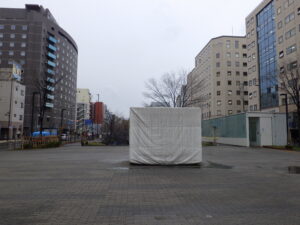 11月30日にシートで冬ごもりした安田侃彫刻作品の生誕