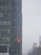 1月31日10時半ごろの大通西3丁目のビルの温度計がマイナス7度をさす様子